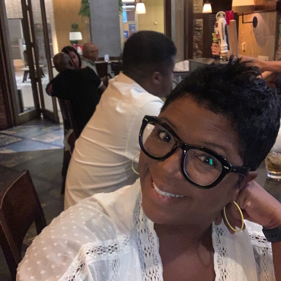 Meet your Posher, Nicole - Picture 1 of 3